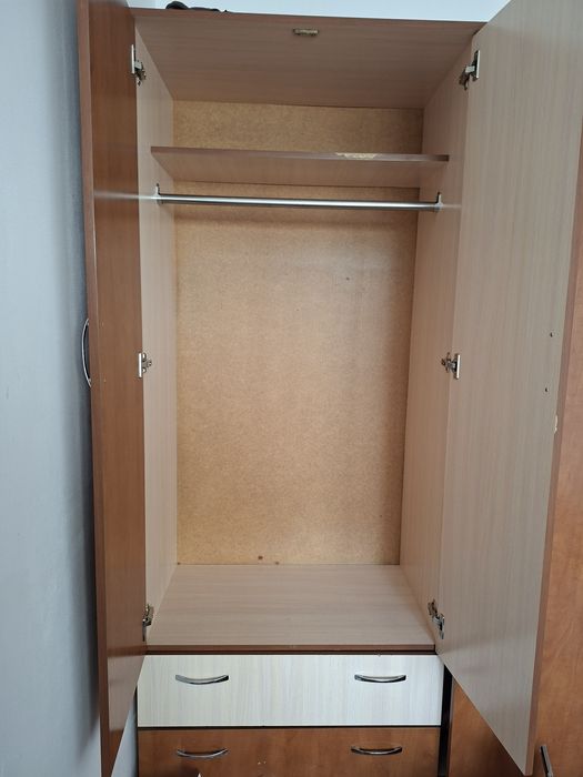 Киім салатын шифонер сатылады.