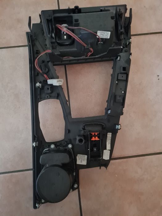 Grilă centrală BMW f10 cu scrumieră