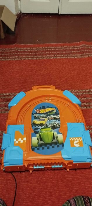 Гоночный трек Hot wheels в отличном состоянии.