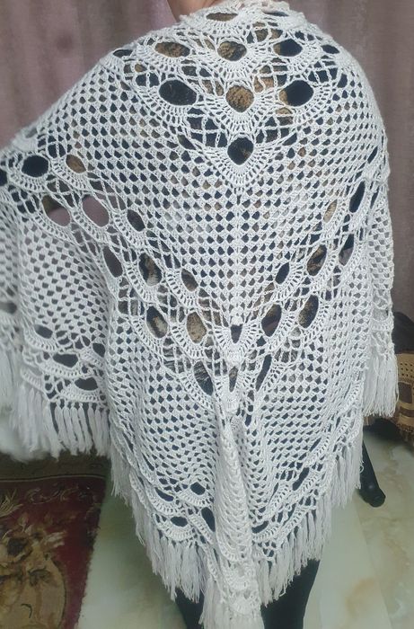 Красивая ажурная шаль ручной работы