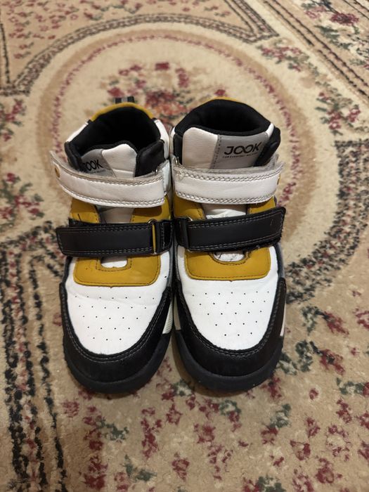 Продаю детские ботинки