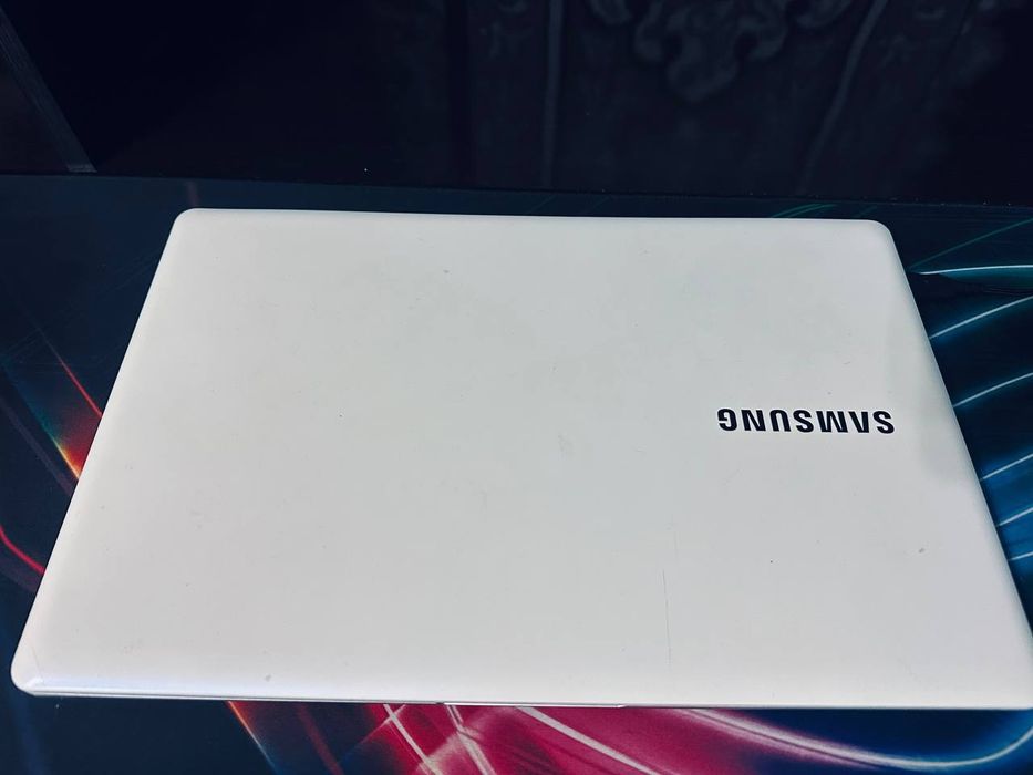 Ноутбук Samsung NT500R5H (15.6"), Pentium 3825U, 8 ГБ RAM,