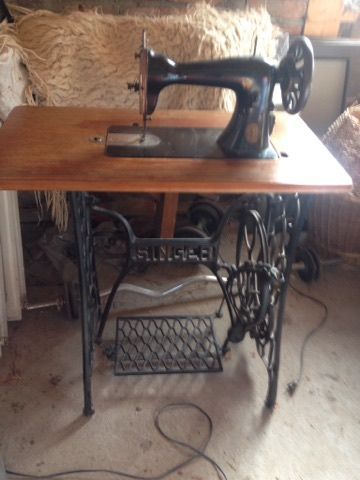 Vand masina de cusut veche SINGER nemteasca in stare de funtionare