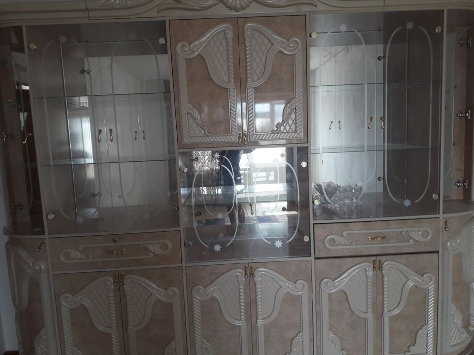 Сервант в хорошем состоянии