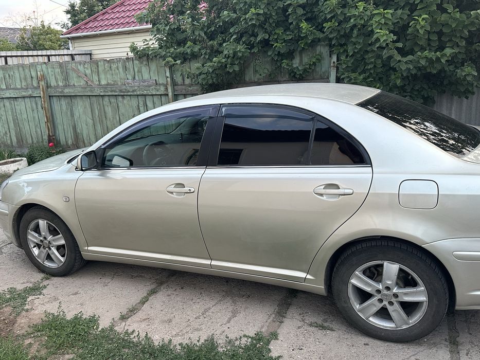 Toyota avensis 2004 года