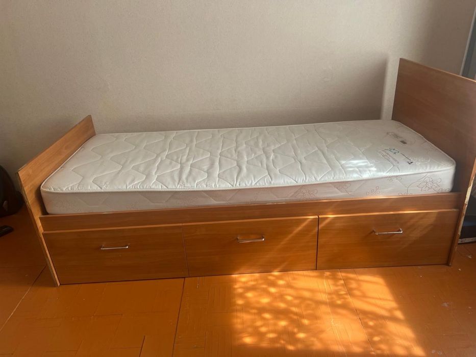 Кровать с матрасом