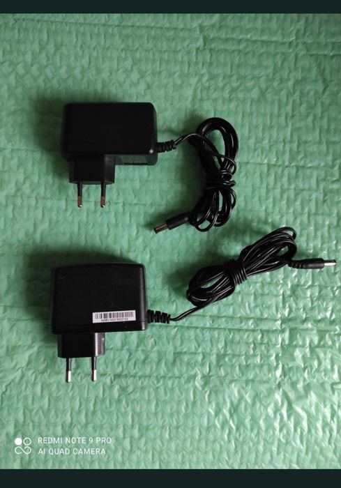 Încărcătoare, alimentatoare de 12 V
 tensiune de intrare 220 V,
 tensi