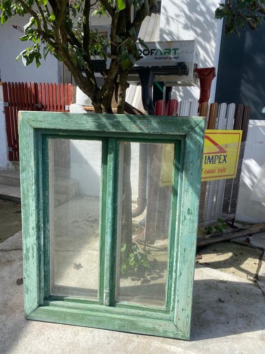 Ferestre cu obloane din lemn, culoare mahon