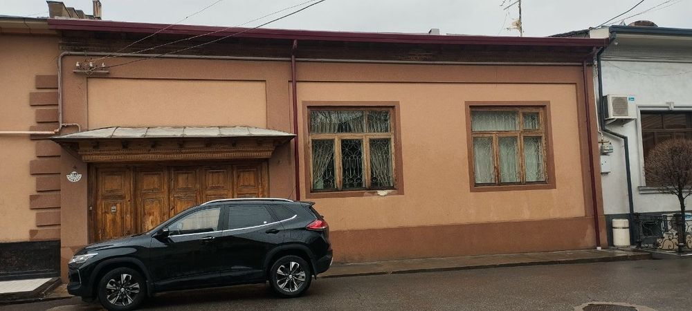 Срочно продажа дома
Шайхантахурский район 
4.7 соток
Цена 305000$
Тел.