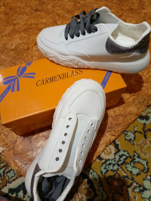 Кроссовки женские новые