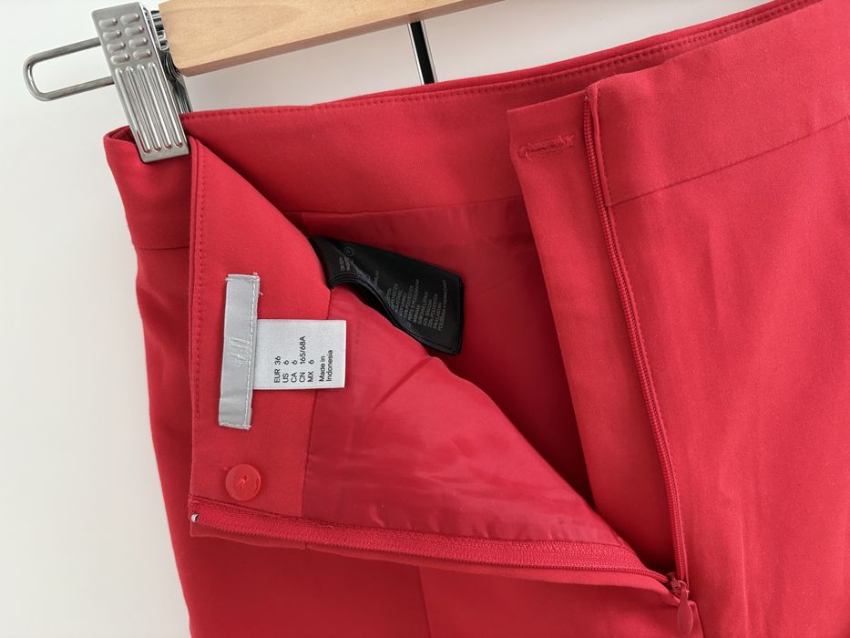 2 Дамски поли H&M за 10 евро общо в червено и бордо