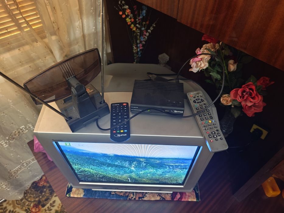 Телевизор Panasonic Qwintrix 21, цифров приемник TVstar и антена