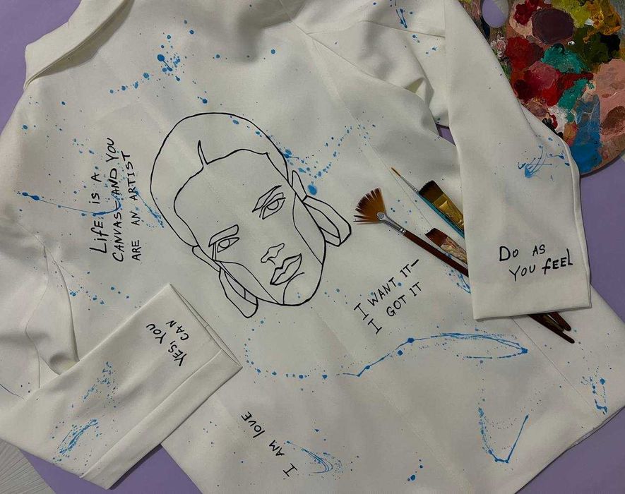 Рисунок на одежде. Художественная роспись одежды. Кастом. Художник.