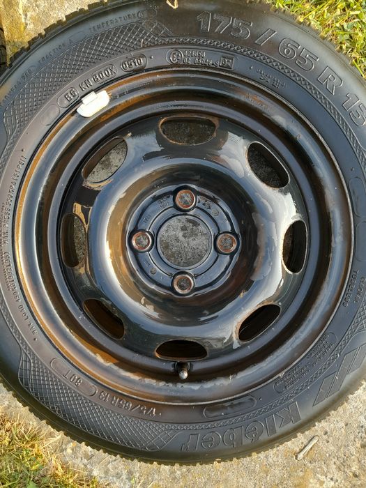 Vând 4 cauciuciucuri cu tot cu janta R13