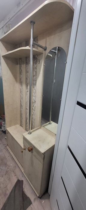 Продам срочно прихожую с зеркалом
