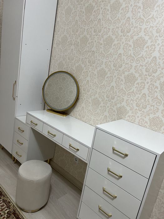 Продам туалетный столик.