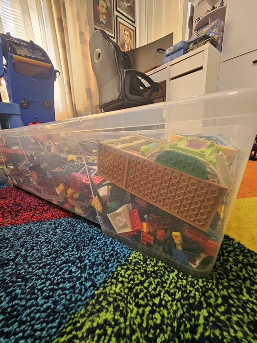 Много оригинално (радглобено)лего в голяма кутия от IKEA