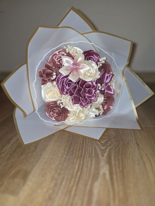 Buchete din Trandafiri de Satin – O Amintire Care Durează o Viață!