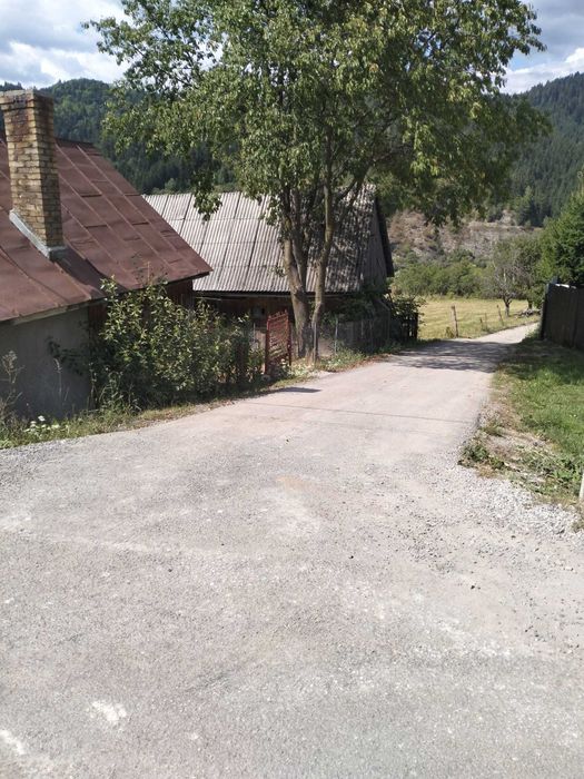 Casa cu teren generos - zona de munte,acces direct la drum