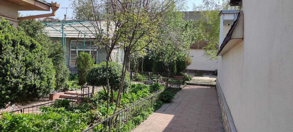 Участок 8 соток в центре.