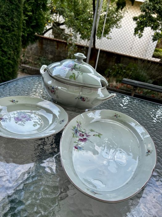 Порцеланов сет от 50 чинии, 1 супник и 2 плата