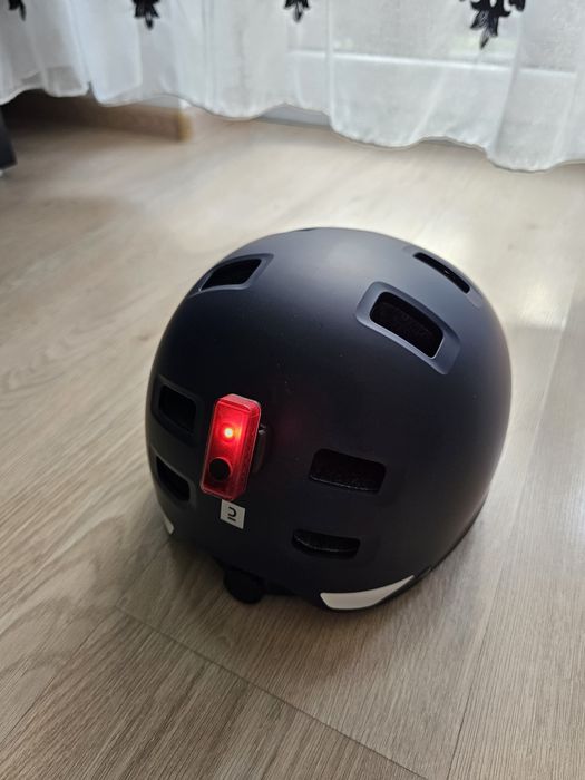 Cască trotineta/bicicleta cu semnalizator inclus, nou