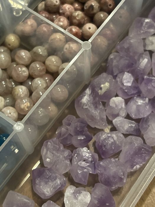 Кутия мъниста за бижута — естествени полускъпоценни камъни и други