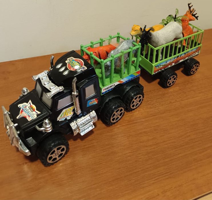 Продавам играчи за момиче и момче