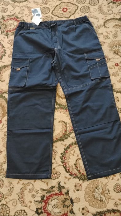 Продам спец отдежду есть 4 штук