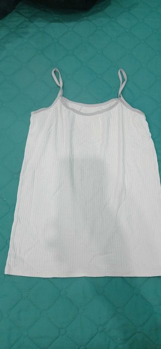 Употребявани дрехи, не различими от нови На H&M и други модерни марки облекла.