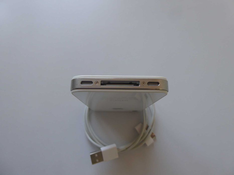 Телефон Apple iPhone 4S