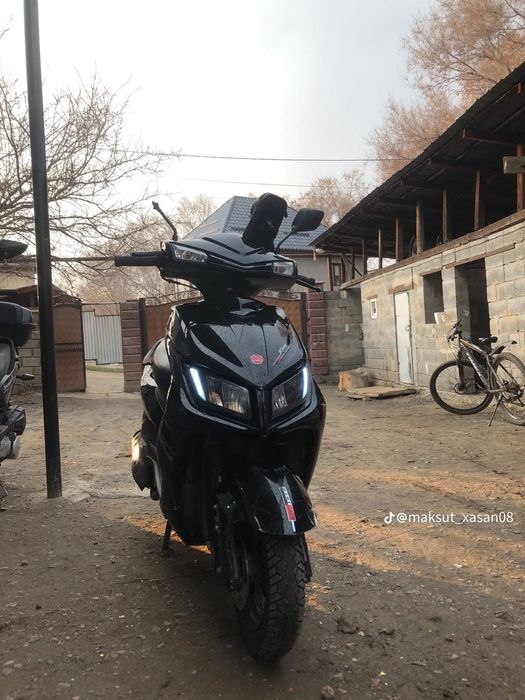 Продам мопед м8 новыи