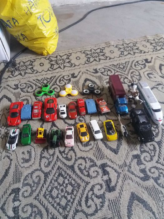 Продавам метални коли