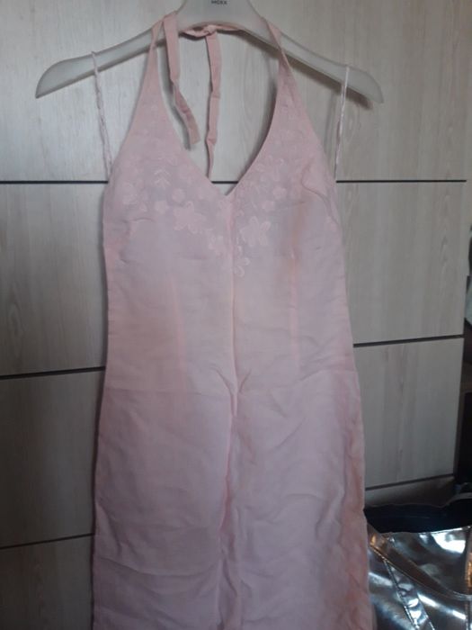 Продавам рокли S , XS