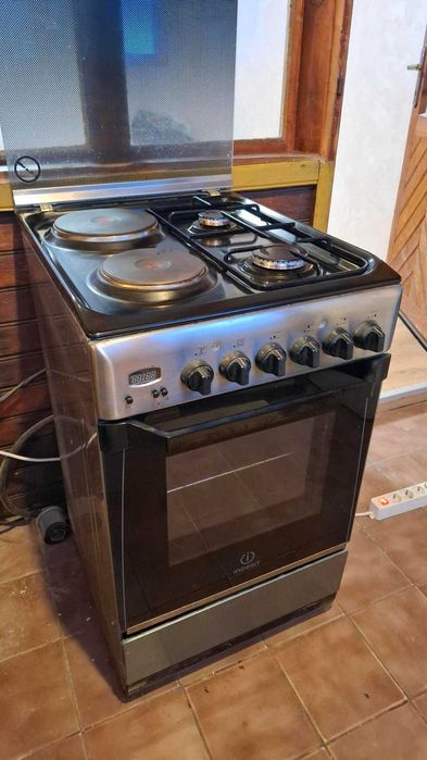 Готварска печка Indesit – газ и ток, работеща