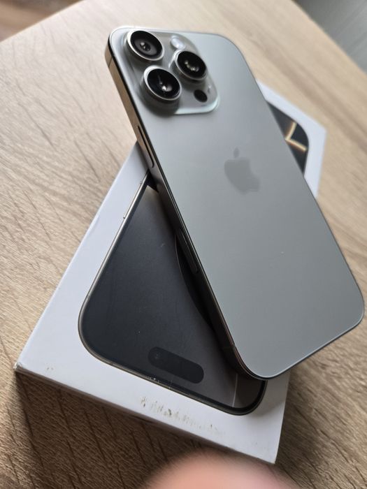 Продавам Iphone 16 pro 256