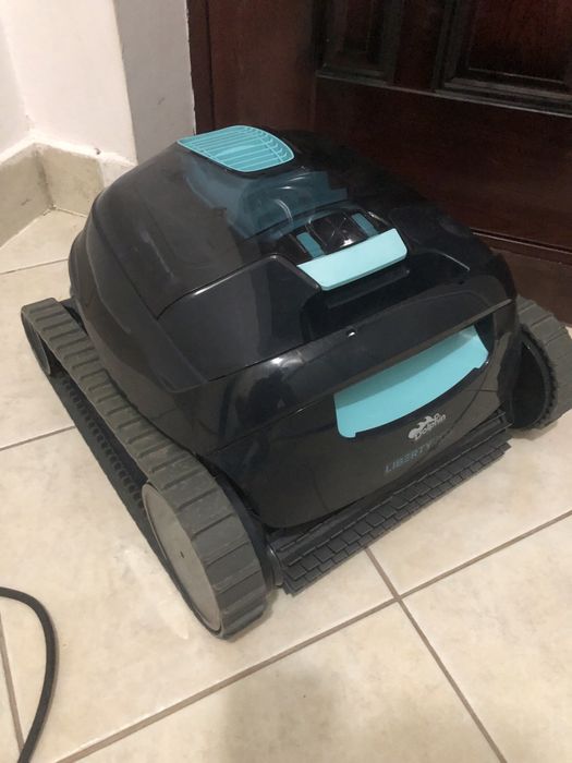 Roboti aspirator curatare intretinere piscina Dolphin S200 S300 M400