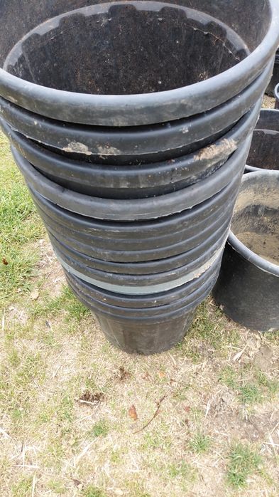 Vând ghivece din plastic