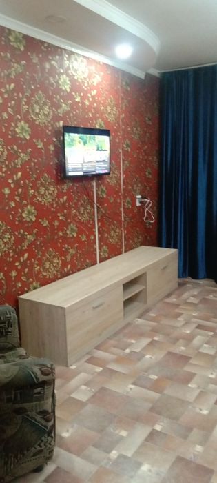 Сдается квартира в районе 1000 мелочей где кафе.  Хан