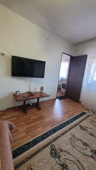 Închiriez  garsonieră  1 200 lei