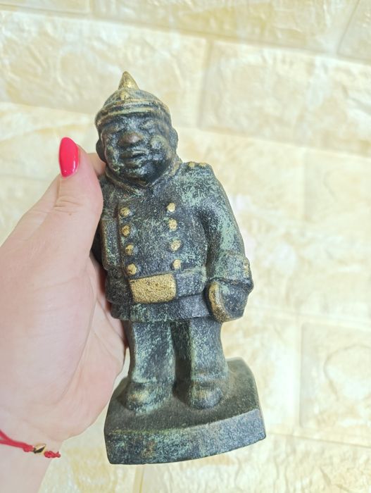 Стара статуетка на полицай