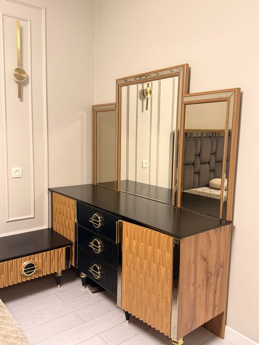 Продам спальный кроват тумбочки камод