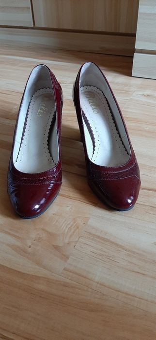 Дамски обувки от естествен лак