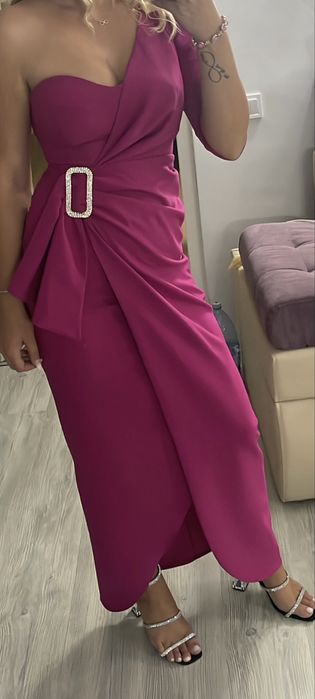 Vand rochie roz , purtata o singura data.