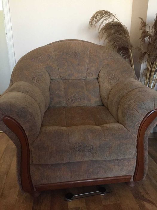 Мебели за хол-диван, два фотьойла и една табуретка.