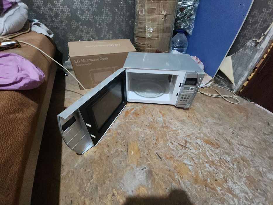 Продам микроволновку нерабочую на запчасти