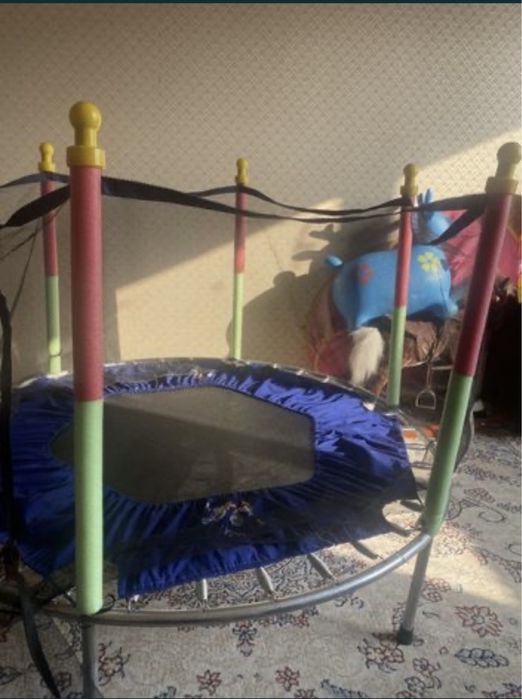 Продам детский батут с защитой