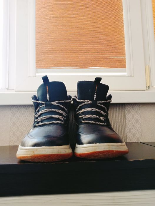 Продам ботинка Адидас