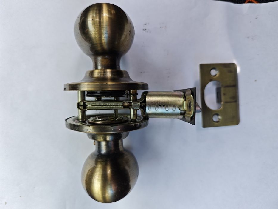 Ручки дверные, с замками и навесами