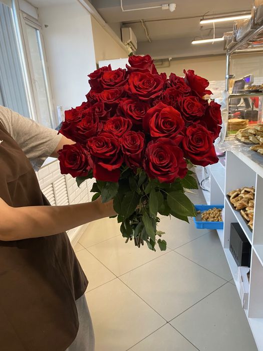 25 красных роз 60 см